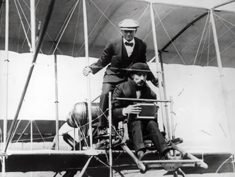 Thomas E. Grant avec M. Lewis Turner dans une machine volante pour photographier l