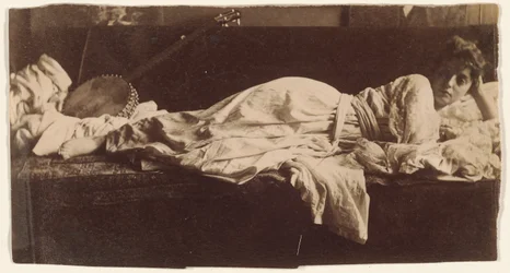 Blanche Gilroy en costume classique, allongée avec un banjo