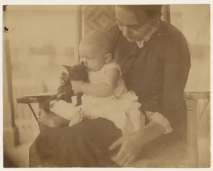 [Frances Crowell et enfant avec un chaton]