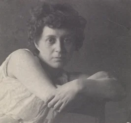 Katherine Cook en costume classique