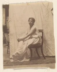 [Weda Cook en costume classique dans l