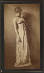 Femme en costume classique