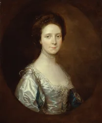 Elizabeth Parry portant une robe blanche et des manches bleues fendues