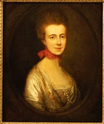 Portrait de Mlle Boone, portant une robe blanche avec broderie dorée et chaîne de perles, un ruban rouge autour du cou