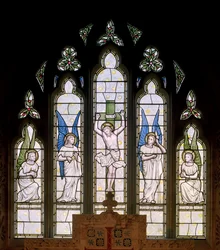 Hornblotton, St Peter, Fenêtre Est, Crucifixion et Anges, 1874