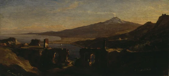 Vue des ruines du théâtre grec de Taormina, Sicile, avec le mont Etna (fumant)