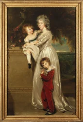 Portrait de Mme Annesley debout en pied, en robe blanche avec ses deux enfants