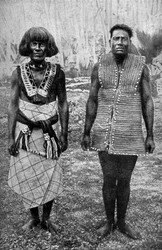 Le costume cérémonial de guerre et le pagne de tous les jours, îles Gilbert, 1922