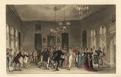 La salle de bal : touristes à la mode dansant dans les salles de l