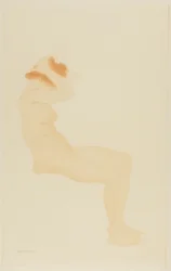 Femme de profil se coiffant