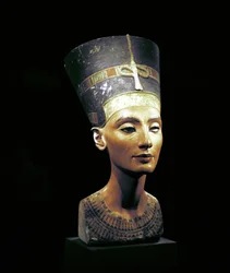 Buste de Néfertiti (c1370-c1330 av. J.-C.) Grande Épouse Royale (consort principale) du pharaon égyptien Akhenaton. Néfertiti et son mari étaient connus pour une révolution religieuse. Ils ont commencé à adorer un seul dieu, Aton, le disque solaire