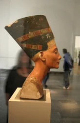 Buste de Néfertiti (c1370- c1330 av. J.-C.) Grande Épouse Royale du pharaon égyptien Akhenaton. Néfertiti et son mari étaient connus pour une révolution religieuse. Ils ont commencé à adorer un seul dieu, Aton, le disque solaire