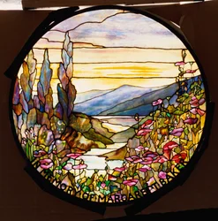 Fenêtre avec coucher de soleil et montagnes, Tiffany Studios, vers 1900