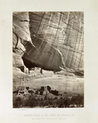 Ruines antiques dans le Cañon de Chelle, N.M. (Territoire)