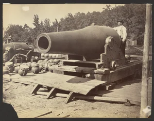 Soldat avec un grand canon