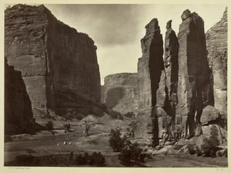 Cañon de Chelle, murs du Grand Cañon, environ 1200 pieds de hauteur, 1873