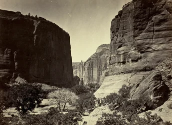 Tête du Cañon de Chelle, en regardant vers le bas. Murs d
