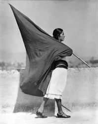 Femme avec drapeau, Mexico, 1928