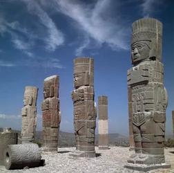 Colonnes atlantes sur la pyramide B en forme de guerriers toltèques