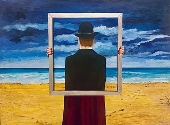 Homme tenant une plage encadrée