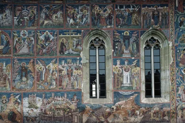 Figures de saints, fresque sur les murs extérieurs du monastère de Moldovita