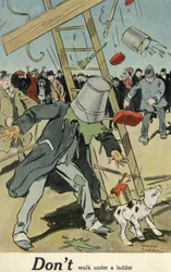 Homme marchant sous une échelle