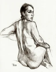 Une femme regardant en arrière