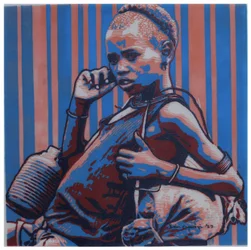 Fille africaine pensive au téléphone