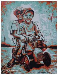 Des garçons souriants sur une petite voiture