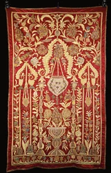 Une arche de prière en satin rouge, brodée de fils dorés et argentés et appliquée de brocarts