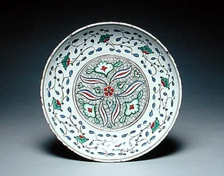 Plat décoré de fleurs stylisées, Isnik, fin du 16ème siècle