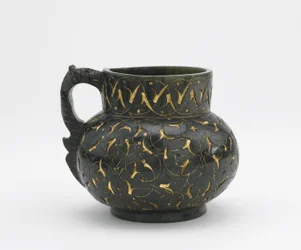 Cruche (néphrite incrustée d