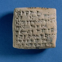 Tablette gravée avec une lettre de Tirirsama au roi Niqmepa, d