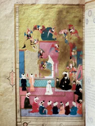 Le prophète Muhammad (570-632) (visage couvert) lors du Mirac, son ascension au septième ciel. Miniature du manuscrit « Zubdat al-Tawarikh » par l