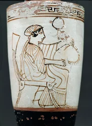 Lécythe attique à fond blanc représentant une femme tressant une couronne, c.475-420 av. J.-C. (poterie)