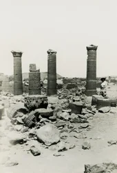Colonnes et ruines du temple de la Grande Enceinte, Musawwarat es Sufra, Soudan, photographie d