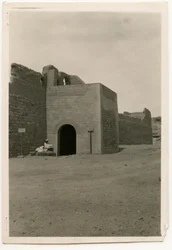 Porte orientale et tour du monastère de Saint-Siméon, Assouan, Égypte, photographie d