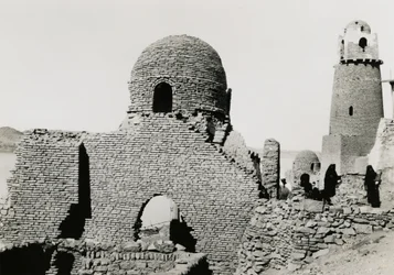 Minaret de al-Mashhad al-Bahari et ruines de la mosquée, près d
