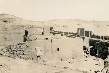 Monastère de Saint-Siméon, vue sur la terrasse inférieure, Assouan, Egypte, Ugo Monneret de Villard debout, dos à l