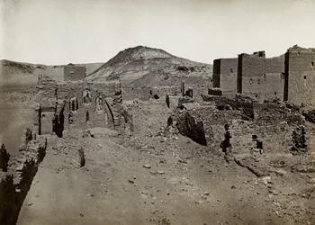 Monastère de Saint-Siméon, vu depuis la zone en terrasses au sud-ouest, Assouan, Égypte, photographie d