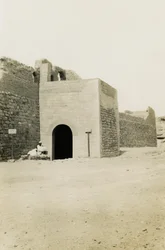 Monastère de Saint-Siméon, vue de la porte et de la tour orientale, Assouan, Egypte, photographie d