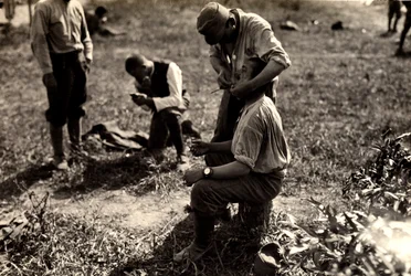 Prisonniers autrichiens pendant la Première Guerre mondiale à Bagnaria Arsa, Udine, Italie; au premier plan, un soldat rase un camarade, 02/04/1916