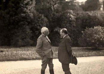Louis Barthou parle avec le général Luigi Cadorna. La photo a été prise en mai 1916, pendant la Première Guerre mondiale.
