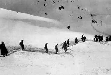 Soldats marchant vers Freikofel pendant la Première Guerre mondiale