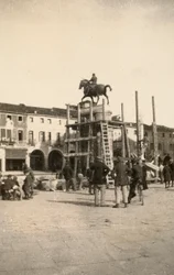Le monument équestre "Gattamelata", en restauration, à Padoue pendant la Première Guerre mondiale