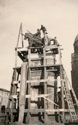 Le monument équestre "Gattamelata" en restauration à Padoue pendant la Première Guerre mondiale