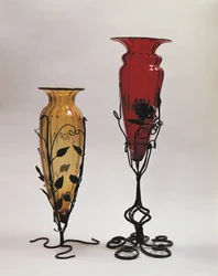 Gros plan de deux vases sur des supports en fer, Murano, Venise, Vénétie, Italie