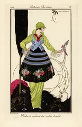 Femme en robe vert pois avec jupe en satin brodé