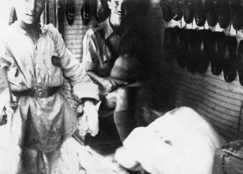 Un Officier Britannique dans une Boutique de Chaussures, Bagdad, Mésopotamie, Première Guerre Mondiale, 1918