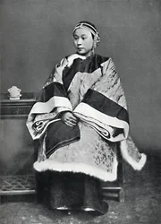 Une dame chinoise de haut rang en costume complet, 1902
